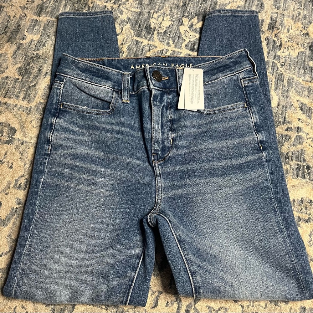 American Eagle Outfitters NWT Distressed Skinny Jeans Sz 2 Short - Picture 3 of 9